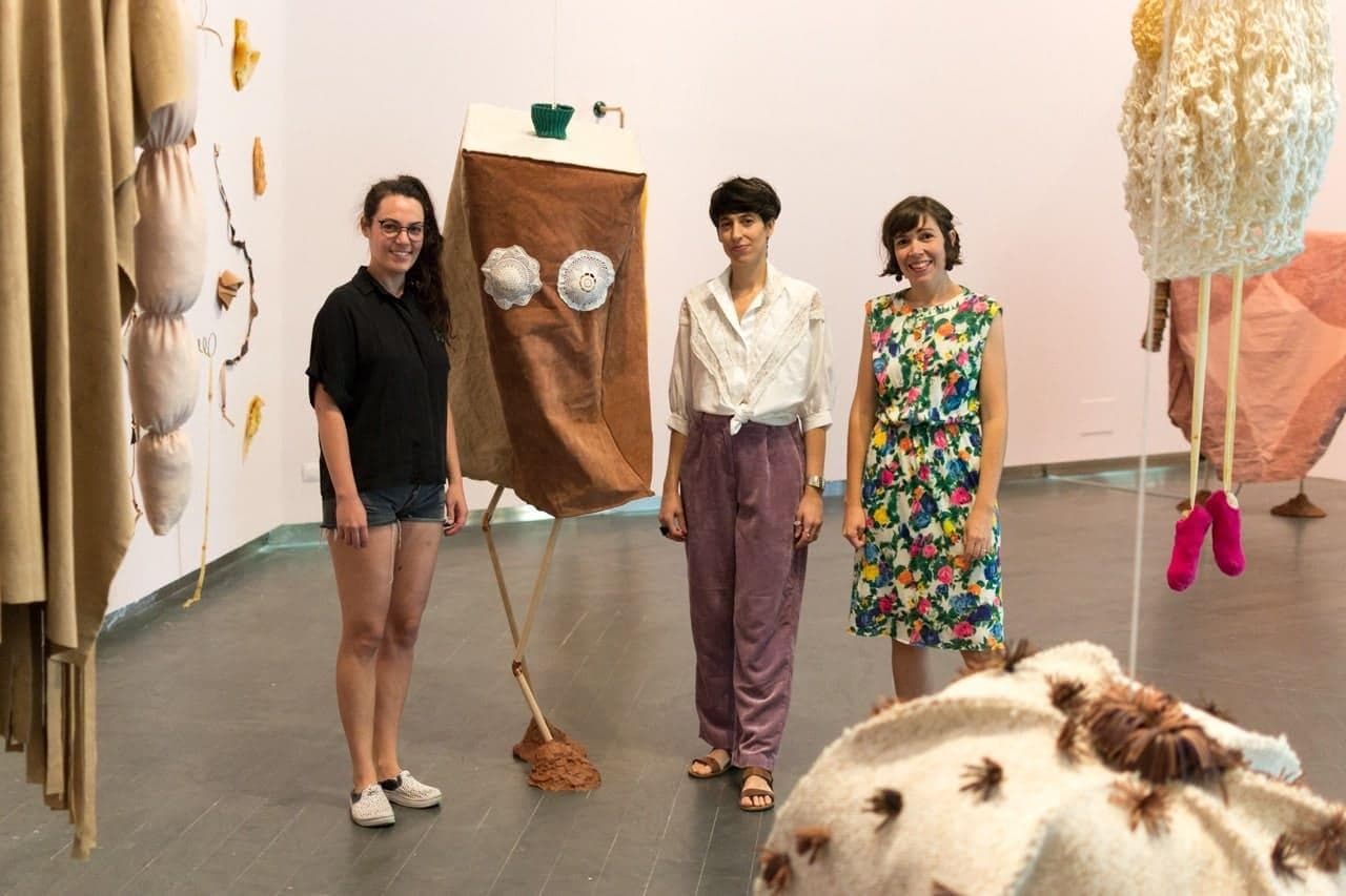 vue de l'artsite, la designer et la commissaire d'exposition