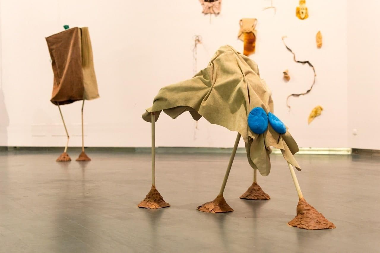 costumes en cuir avec des fesses bleux