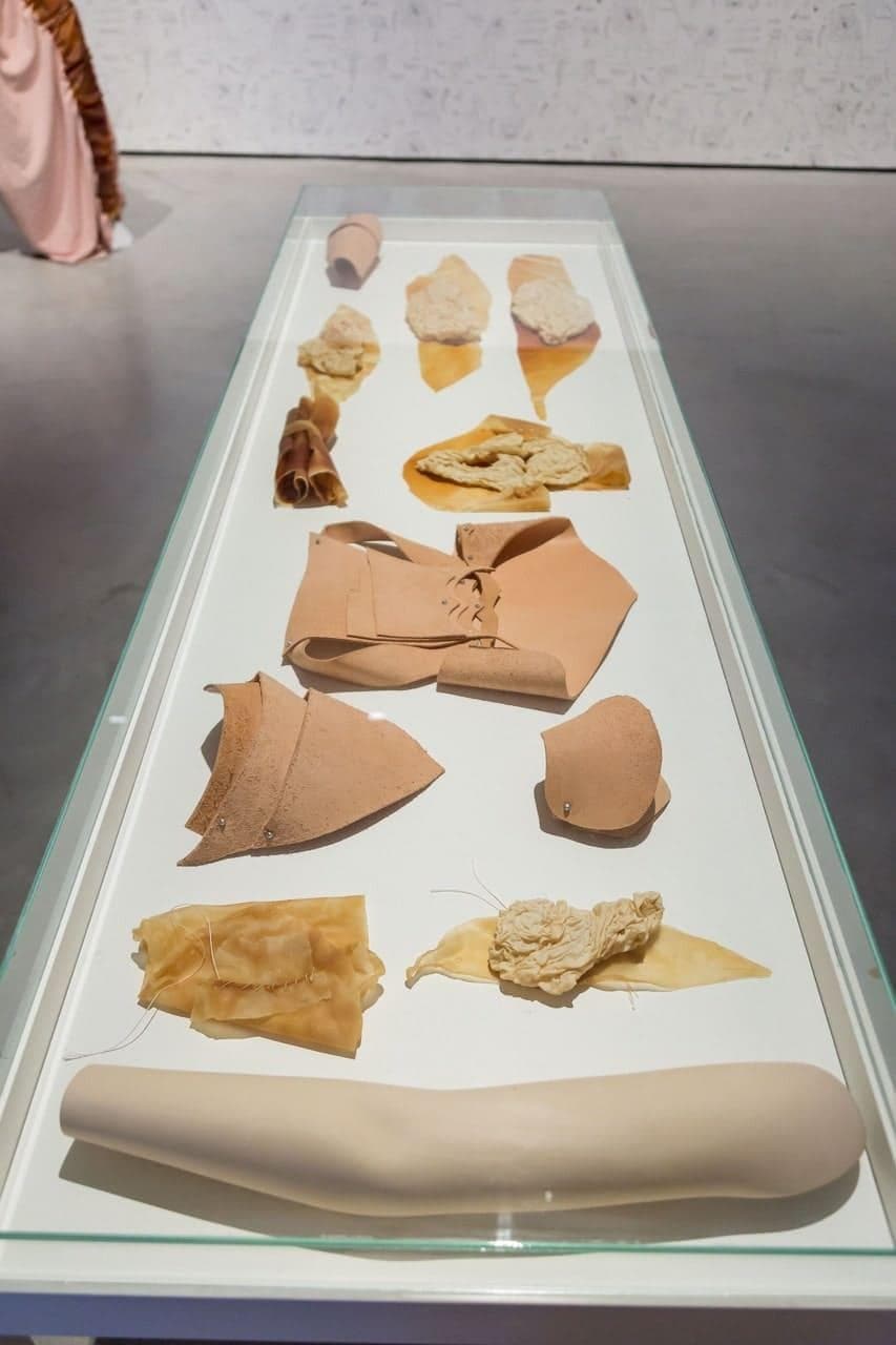 tables avec des tests d'assemblge de morceaux de cuir