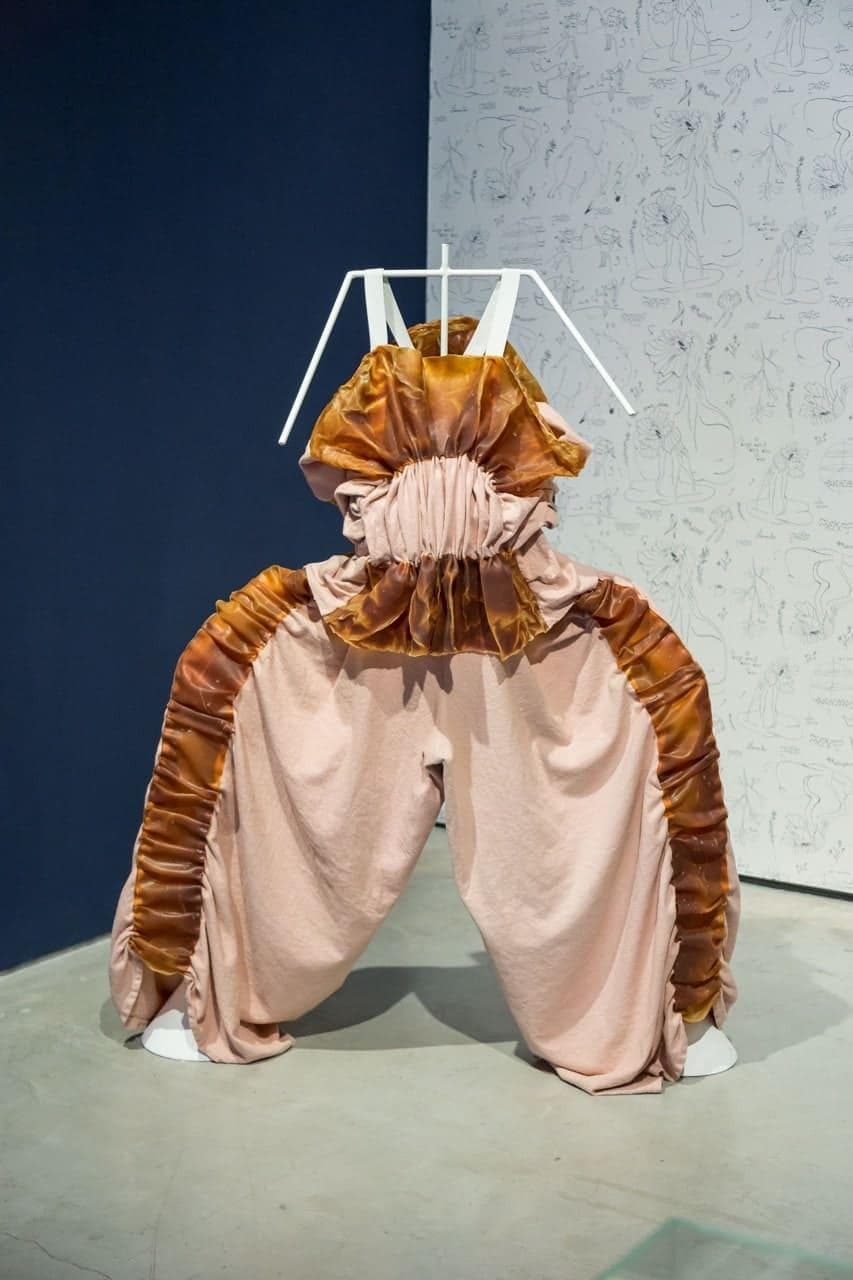 costumes en tissu et latex