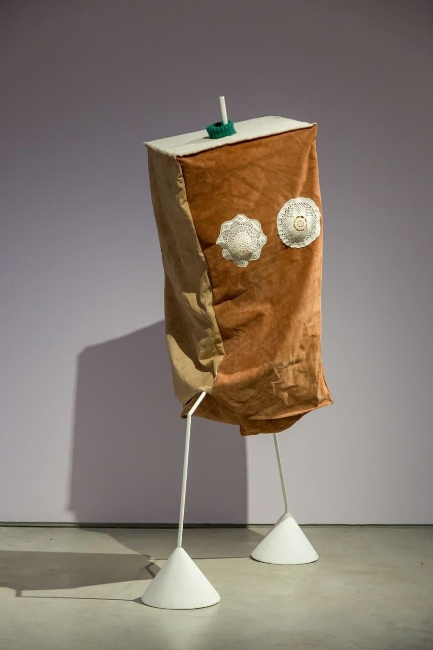 costumes en tissu et cuir en forme de cube avec des yeux