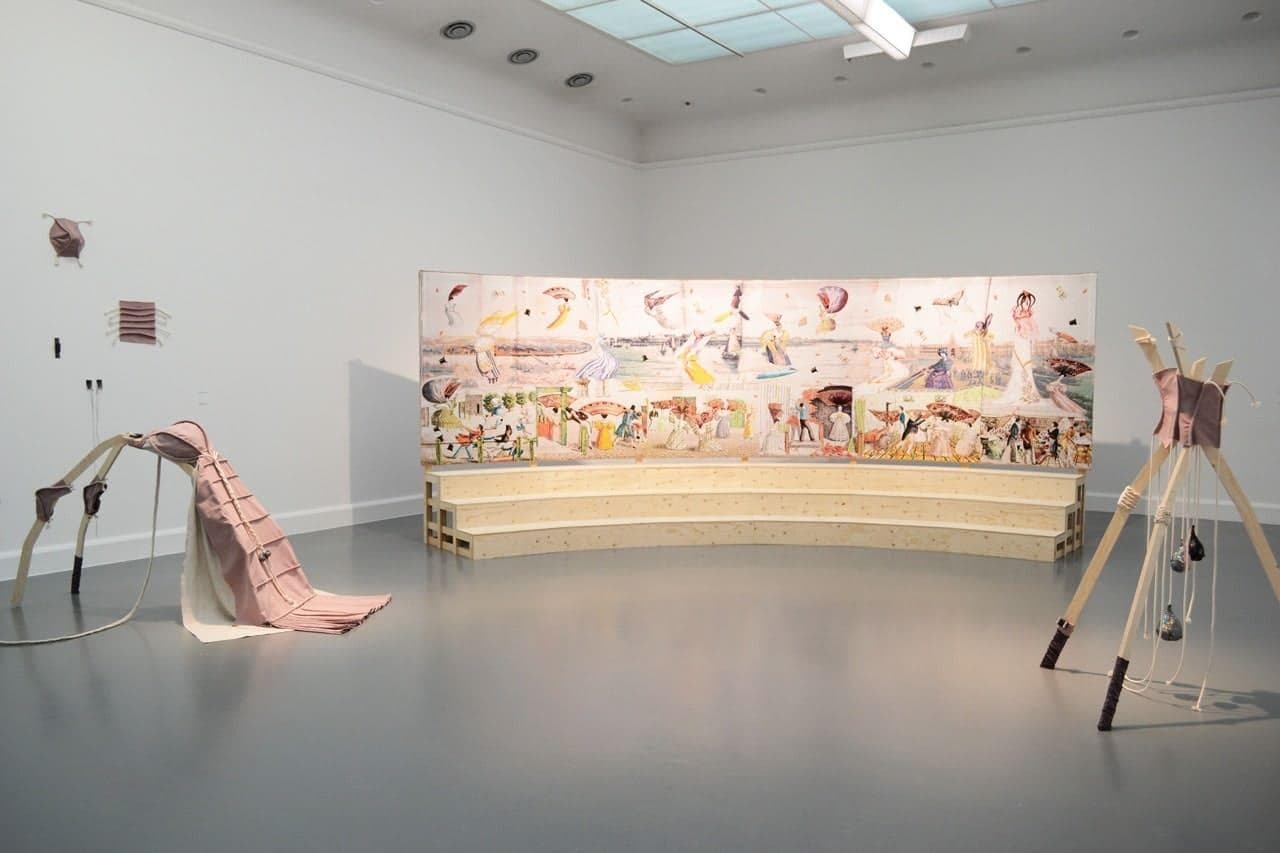 costumes en tissu dans la salle d'exposition