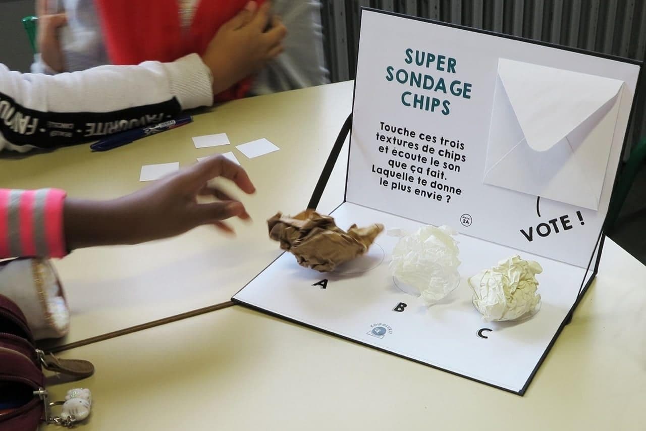 Les élèves font un sondage sur le son en froissant 3 types de papier