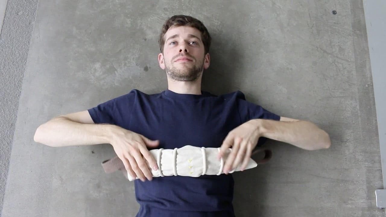 un jeune homme se masse le torse avec le petit rouleau